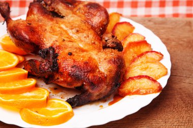 Elma ve portakal ile ördek kızartma