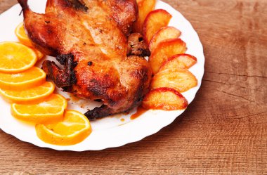 Elma ve portakal ile ördek kızartma