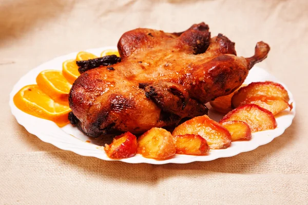 Roast duck with apples and oranges — Stock Photo, Image