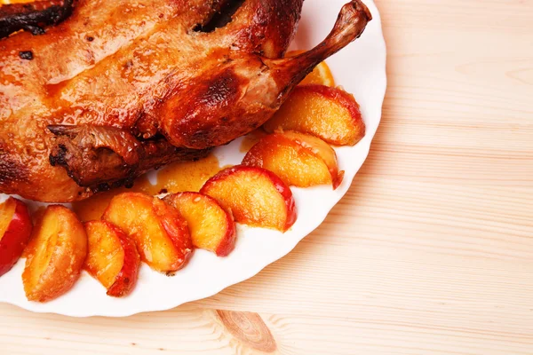 Roast duck with apples and oranges — Stock Photo, Image