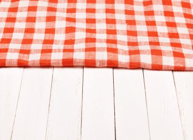 Masa örtüsü kırmızı ve beyaz dalgalı gemide kareli 