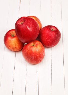 Beyaz bir tablo üzerinde kırmızı elmalar