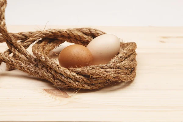 新鮮な卵とロープ木テーブル背景に収穫 — ストック写真
