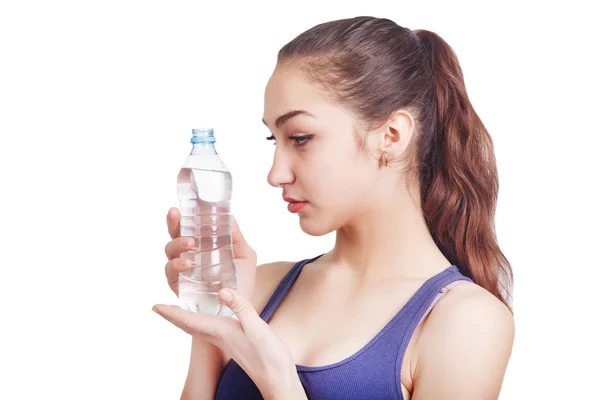 Hermosa chica atlética se ve sostener una botella — Foto de Stock