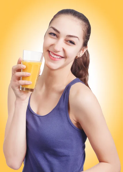 Hermosa chica sosteniendo un vaso de jugo. Modelo femenino mantenga vaso de jugo de naranja — Foto de Stock