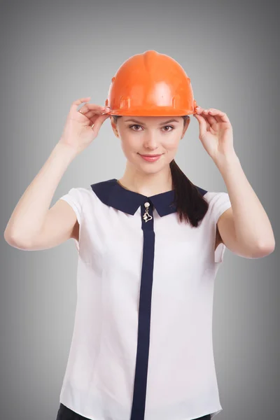 Intelligente giovane donna d'affari con casco rigido — Foto Stock