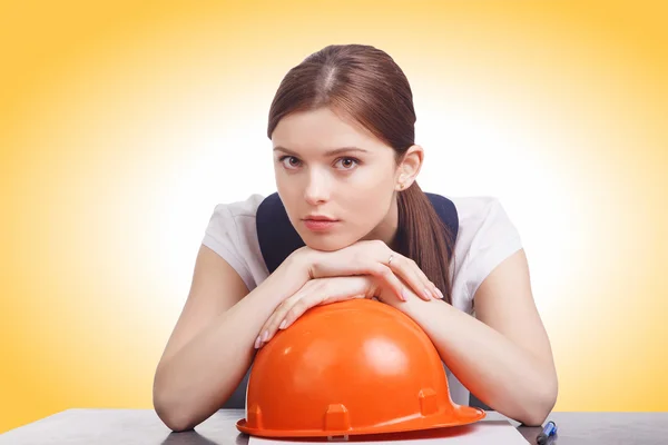 Mulher de negócios jovem inteligente com capacete duro — Fotografia de Stock