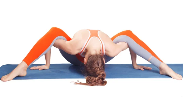 Flicka utför yoga i vit studio — Stockfoto