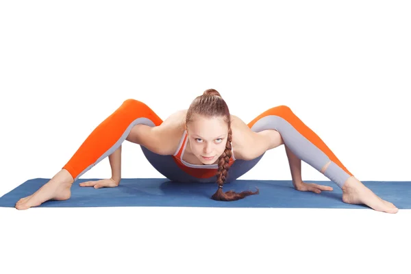 Unga yoga kvinna poserar på en vit studio bakgrund — Stockfoto