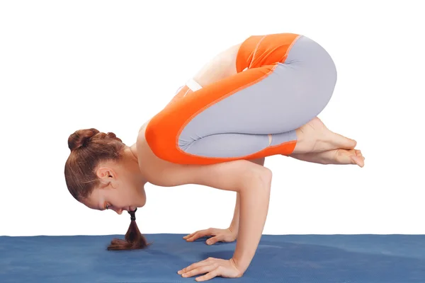 Unga vackra yoga poserar på en vit studio bakgrund — Stockfoto