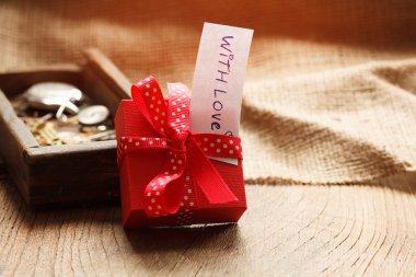 Kırmızı hediye kutu kırmızı kurdele, 