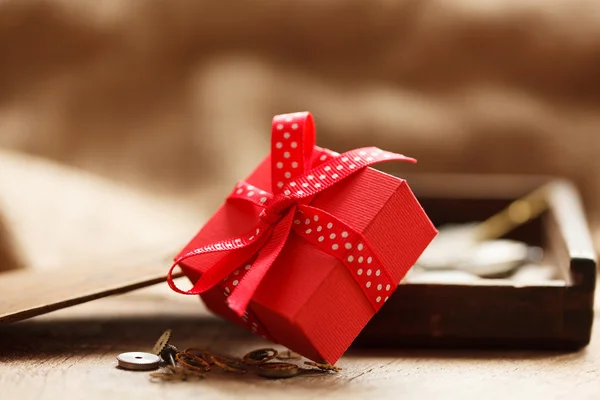 Rote Geschenkschachtel gebunden rotes Band — Stockfoto
