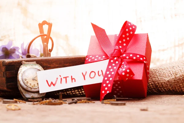 Caja de regalo roja atada cinta roja y texto "con usted " — Foto de Stock