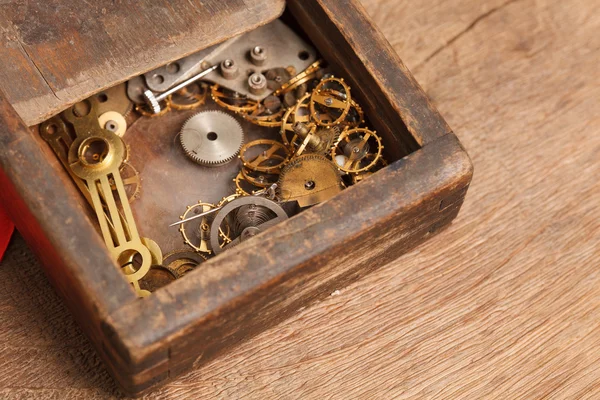 Sebességváltó és alkatrészek, az óra, a régi fa dobozban — Stock Fotó
