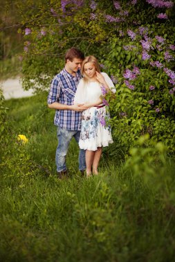 Genç çift doğa kucaklayan