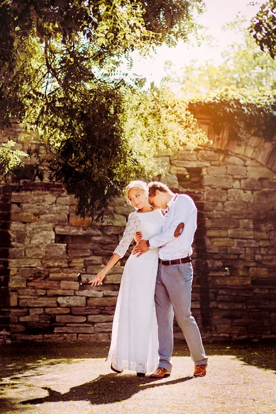 夫婦石の上で踊って壁の背景 — ストック写真