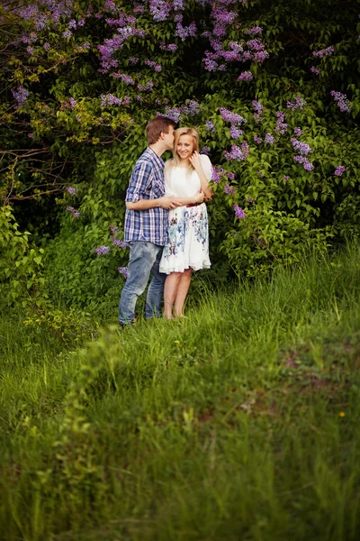 Adolescente pareja abrazando en la naturaleza —  Fotos de Stock