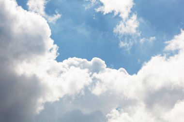 Mavi Gökyüzü ve Bulutlar