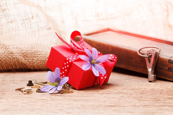 Caja de regalo roja atada cinta roja — Foto de Stock