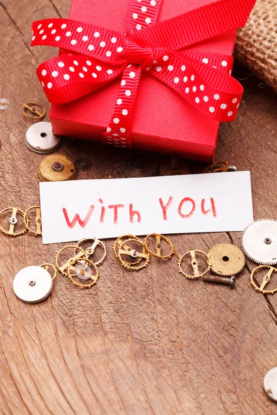 Rode luxe-geschenketui gebonden rood lint en tekst "met u" — Stockfoto