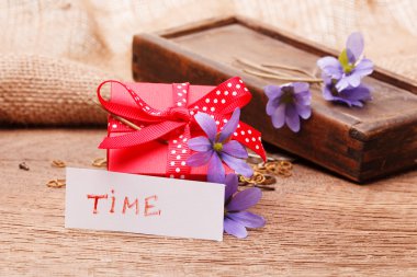 Kırmızı hediye kutu kırmızı kurdele ve metin 