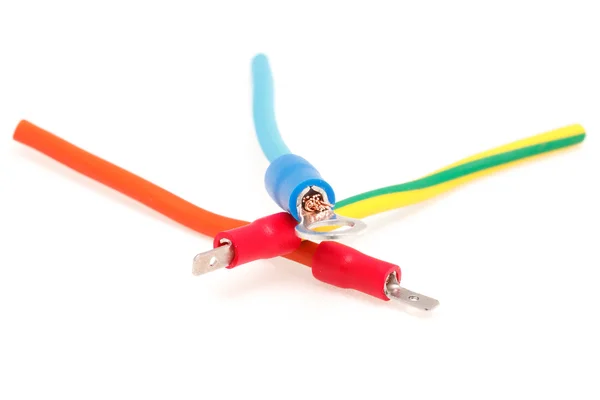 El conector de cable está conectado al cable aislado sobre fondo blanco — Foto de Stock