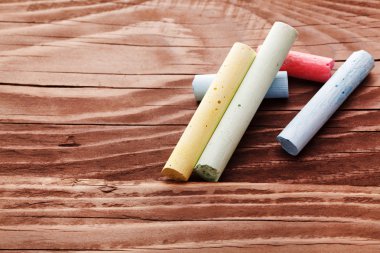 ahşap arka plan üzerinde tebeşir