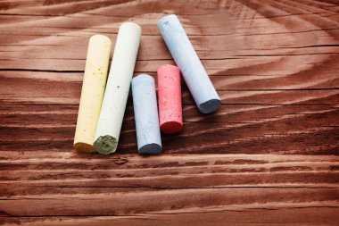 ahşap arka plan üzerinde tebeşir