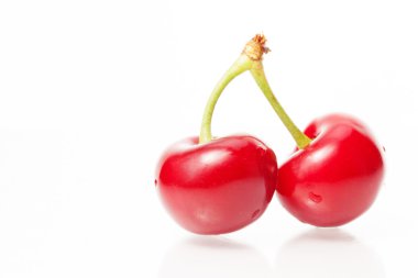 beyaz arkaplanda kiraz