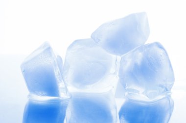 beyaz zemin üzerinde buz topakları