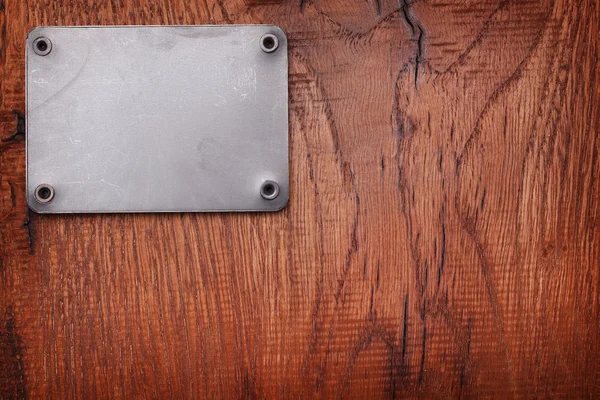 金属ラベルを持つ木製の背景 — ストック写真