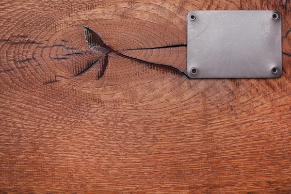Un fond en bois avec étiquette métallique — Photo
