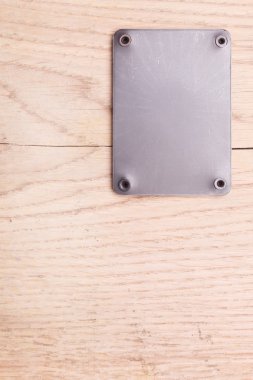 Ahşap arka plan ile metal etiket