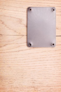 Ahşap arka plan ile metal etiket