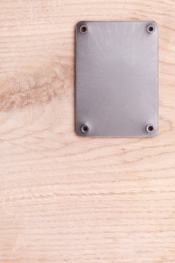 Ahşap arka plan ile metal etiket