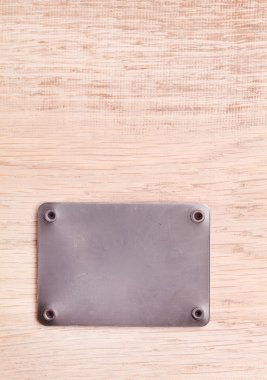 Ahşap arka plan ile metal etiket