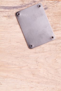 Ahşap arka plan ile metal etiket