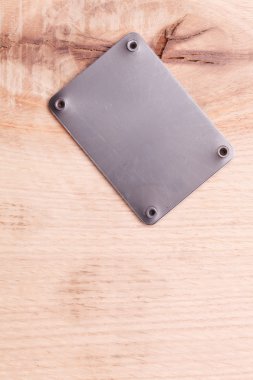 Ahşap arka plan ile metal etiket