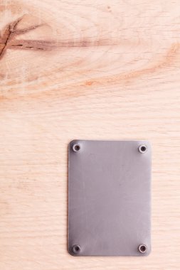 Ahşap arka plan ile metal etiket