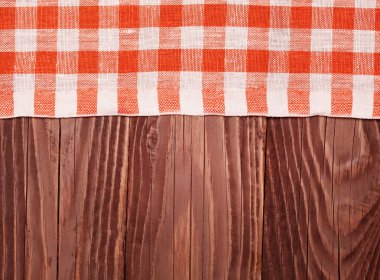 Masa örtüsü kırmızı ve beyaz dalgalı gemide kareli
