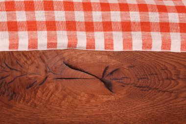 Masa örtüsü kırmızı ve beyaz dalgalı ahşap masa üzerinde kareli