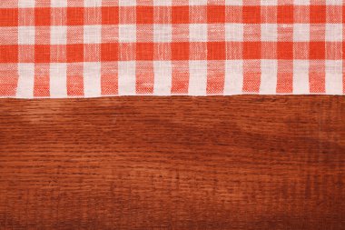 Masa örtüsü kırmızı ve beyaz dalgalı ahşap masa üzerinde kareli