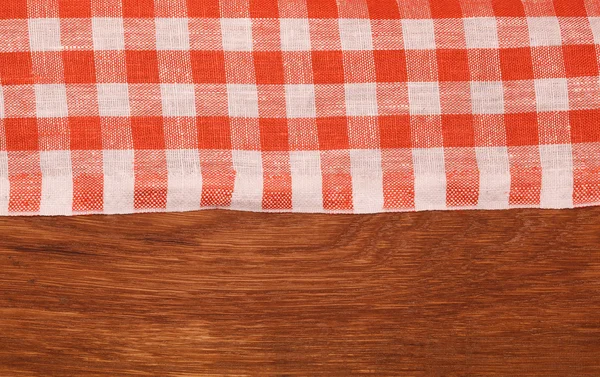 Toalha de mesa vermelho e branco xadrez ondulado na mesa de madeira — Fotografia de Stock