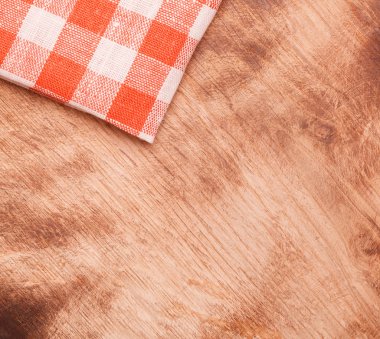 Masa örtüsü kırmızı ve beyaz dalgalı ahşap masa üzerinde kareli