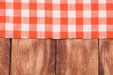 Masa örtüsü kırmızı ve beyaz dalgalı ahşap masa üzerinde kareli