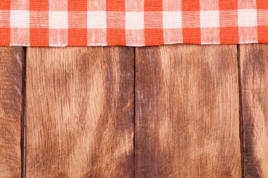 Masa örtüsü kırmızı ve beyaz dalgalı ahşap masa üzerinde kareli