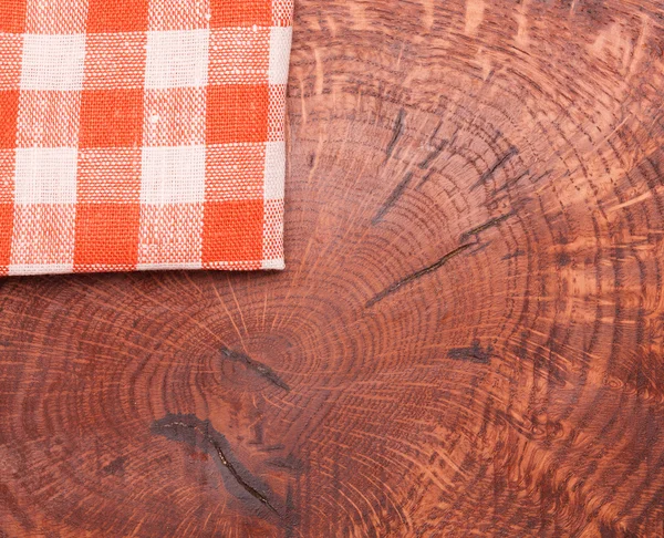 Mantel a cuadros rojo y blanco ondulado sobre mesa de madera —  Fotos de Stock