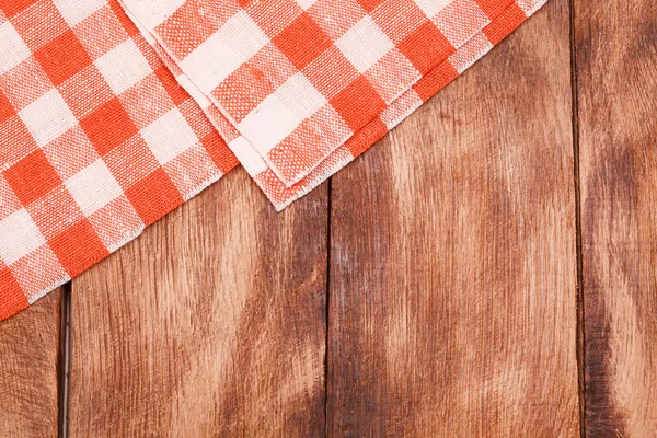 Toalha de mesa vermelho e branco xadrez ondulado na mesa de madeira — Fotografia de Stock