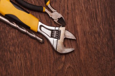 ahşap masa enstrümanlar