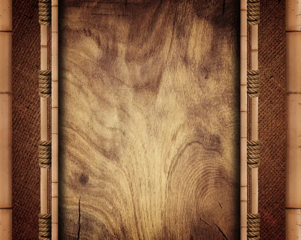 Placa de madeira com moldura de bambu — Fotografia de Stock